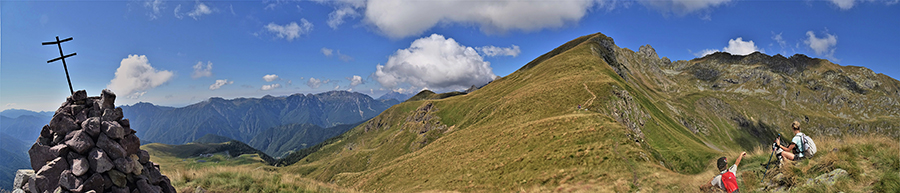 Al Monte Foppa (1895 m) si apre lo scenario della nostra escursione